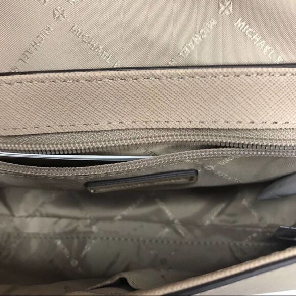 Michael Kors Jet Set Md Convertible Pouchette NWT - Picture 8 of 8